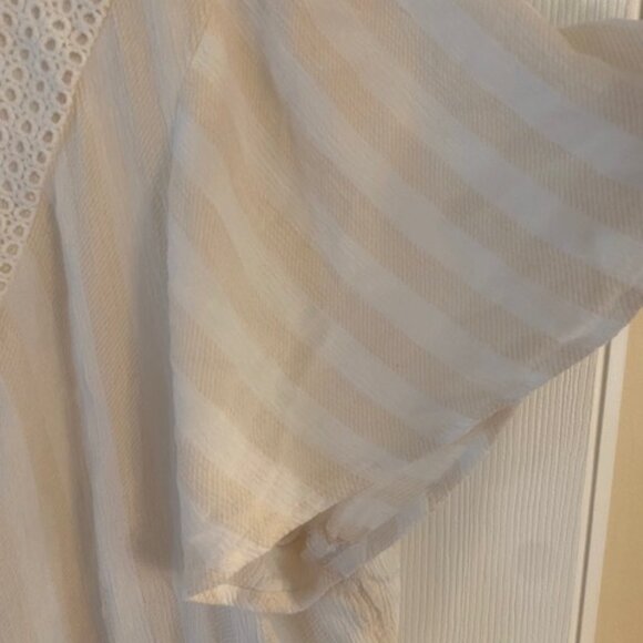 Torrid Women's White Tan Striped Crochet trim Flutter Sleeve top size 2/ 18-20 - Picture 3 of 7